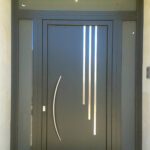 Puerta de entrada de aluminio madera